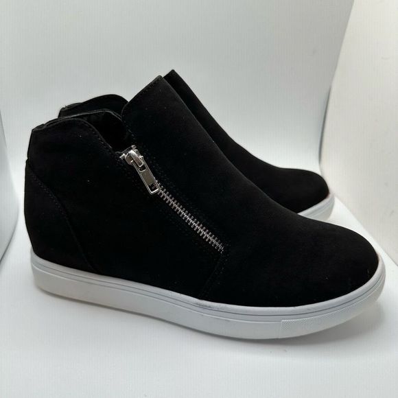 CUSHIONAIRE Women's Hart Hidden Wedge Sneaker 8 WIDE BLACK - Picture 1 of 7